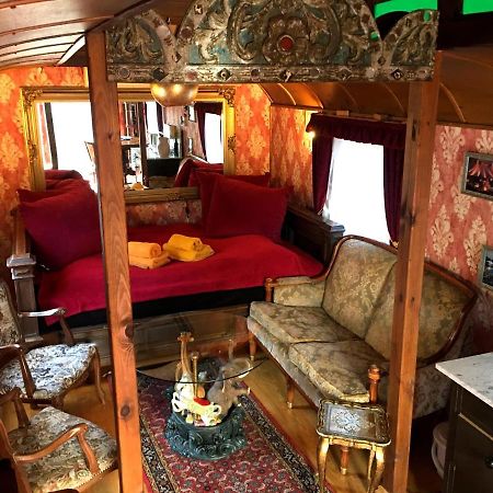 Historischer Zirkuswagen Mit Terrasse Und Blick Ins Gruene Witzenhausen Luaran gambar