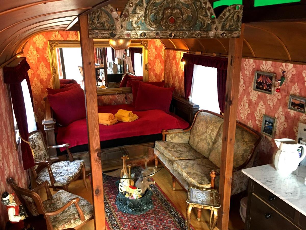 Historischer Zirkuswagen Mit Terrasse Und Blick Ins Gruene Witzenhausen Luaran gambar