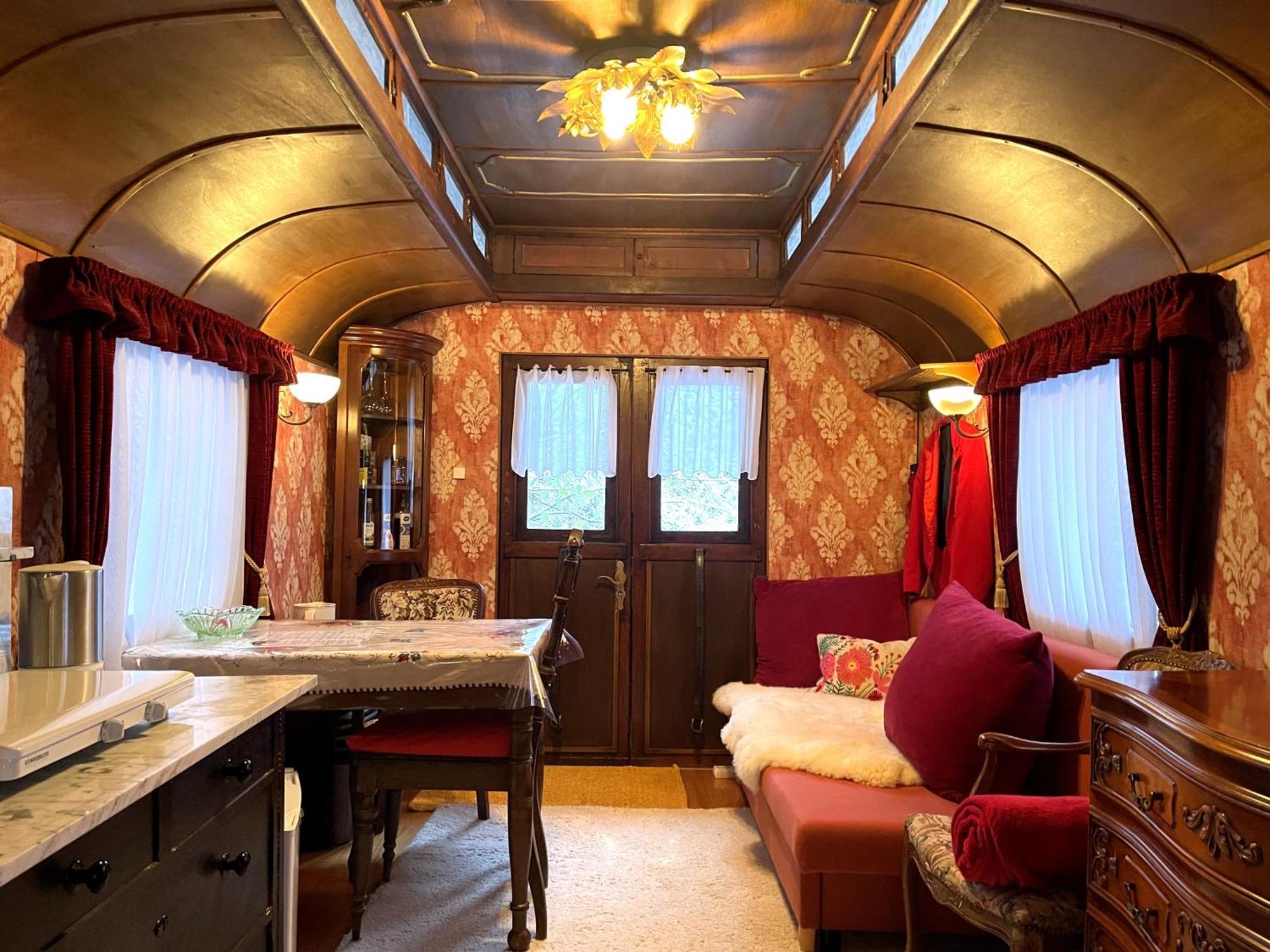 Historischer Zirkuswagen Mit Terrasse Und Blick Ins Gruene Witzenhausen Luaran gambar
