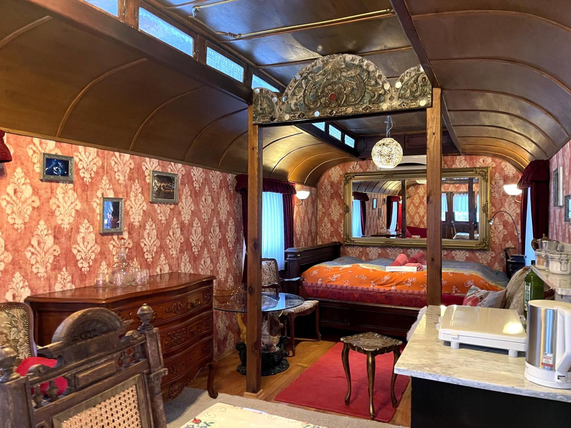 Historischer Zirkuswagen Mit Terrasse Und Blick Ins Gruene Witzenhausen Luaran gambar